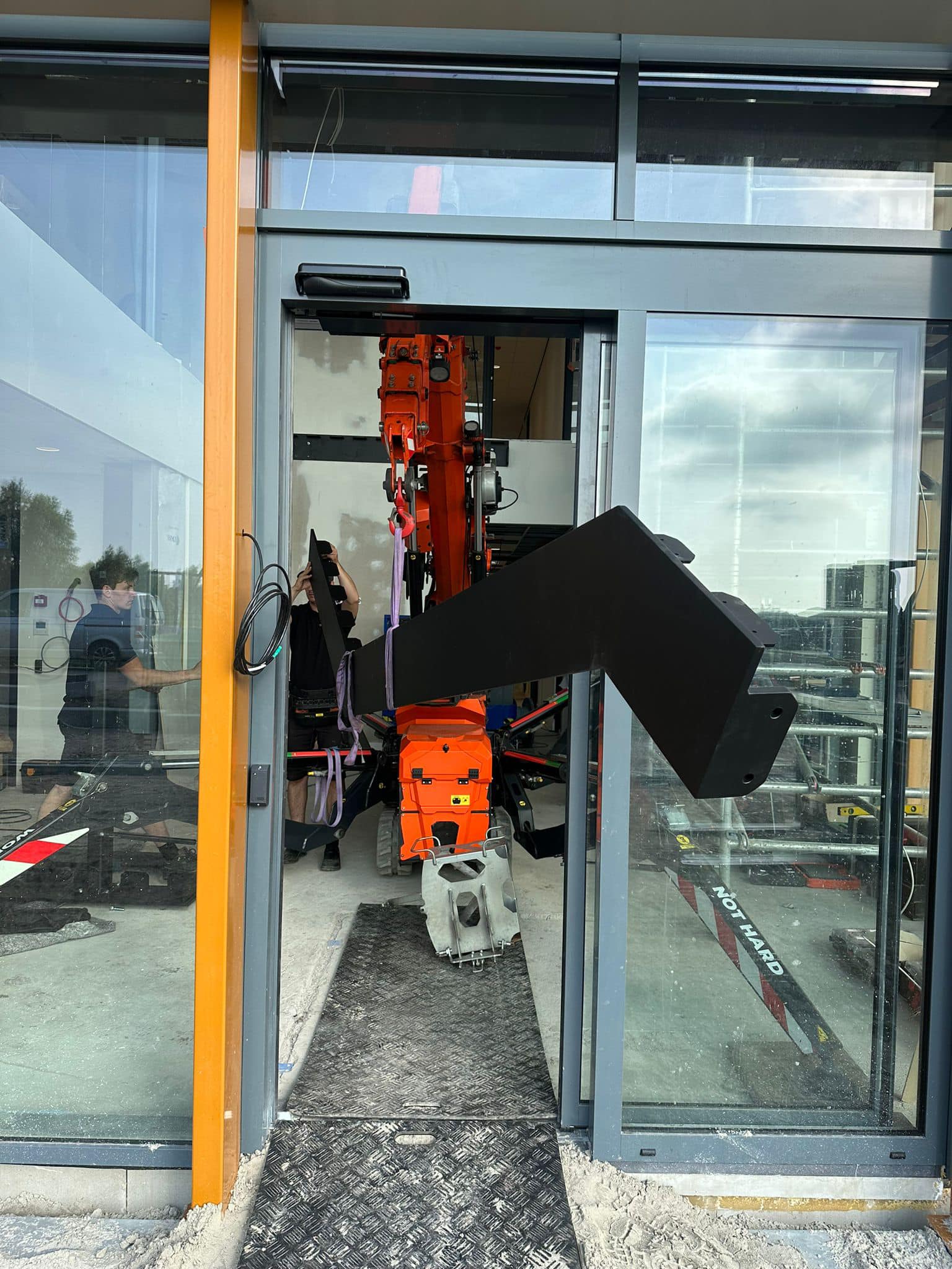 Plaatsing stalen trap en glas